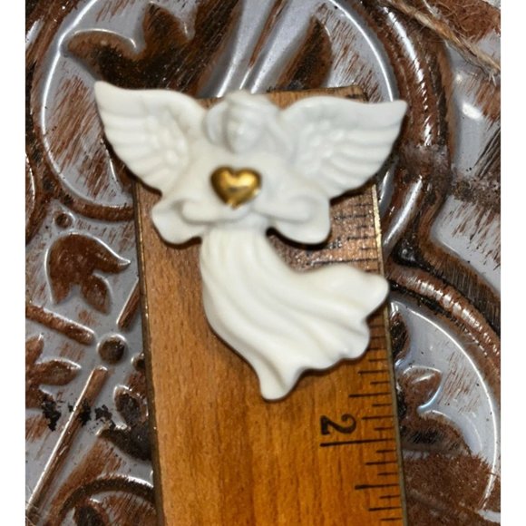 Lenox Christmas Angel holding Gold Heart Pin/Broach NIB - Picture 3 of 3
